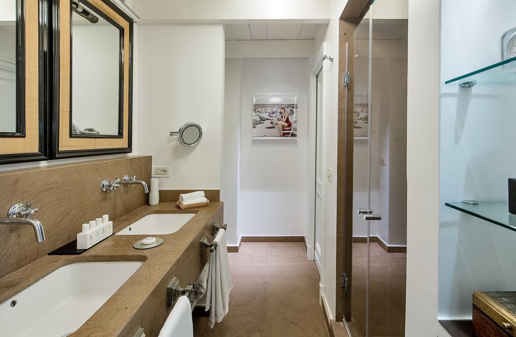 Deluxe Double Room with Balcony and Sea View